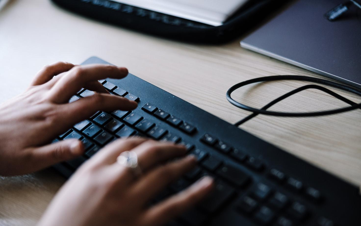 Э-экзамен на школьном компьютере. Иллюстративное фото.