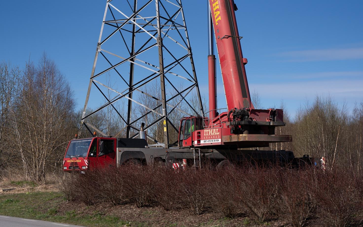 Демонтаж мачты ЛЭП в Вескиметса.