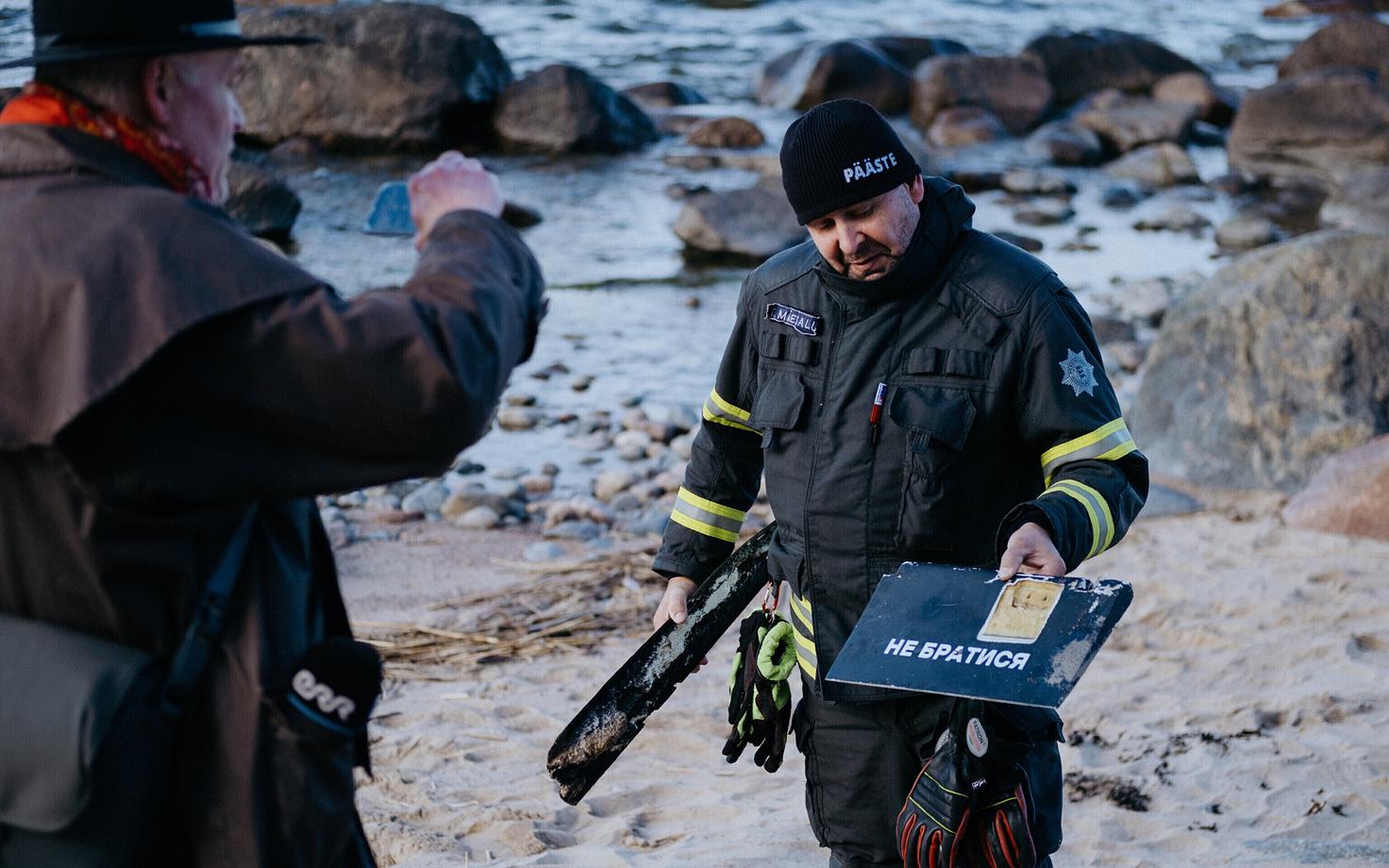Rescue Board (Päästeamet) official with debris washing ashore at Suureliiva. The cyrillic lettering reads ‘Do not handle,’ in Ukrainian.