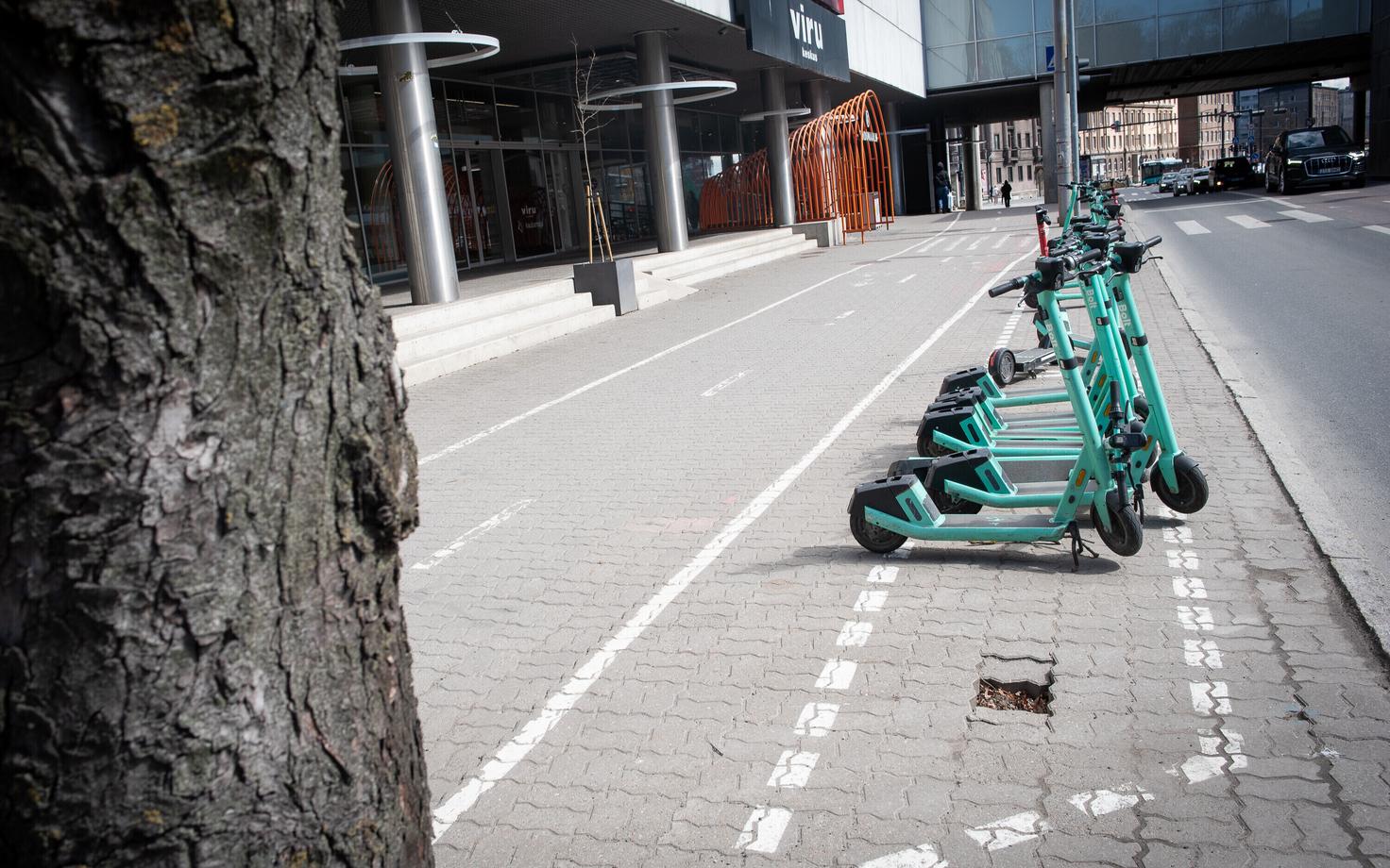 Тротуар на бульваре Эстония рядом с торговым центром Viru Keskus.