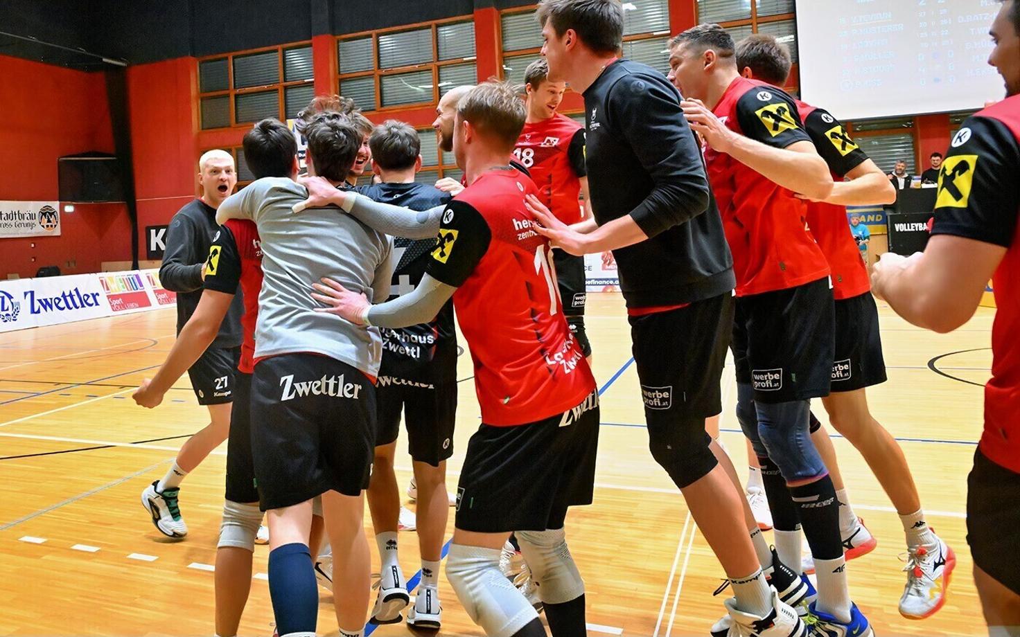 Waldvierteli Union Raiffeiseni mängijad tähistamas